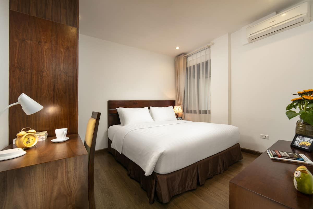 Apartamento Deluxe, 1 habitación, bañera, vistas a la ciudad | 1 dormitorio, caja fuerte, escritorio