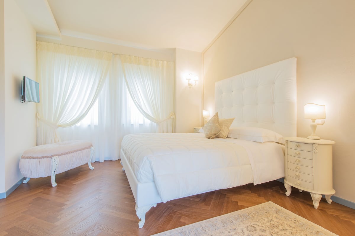 1 bedroom, premium bedding, minibar, in-room safe