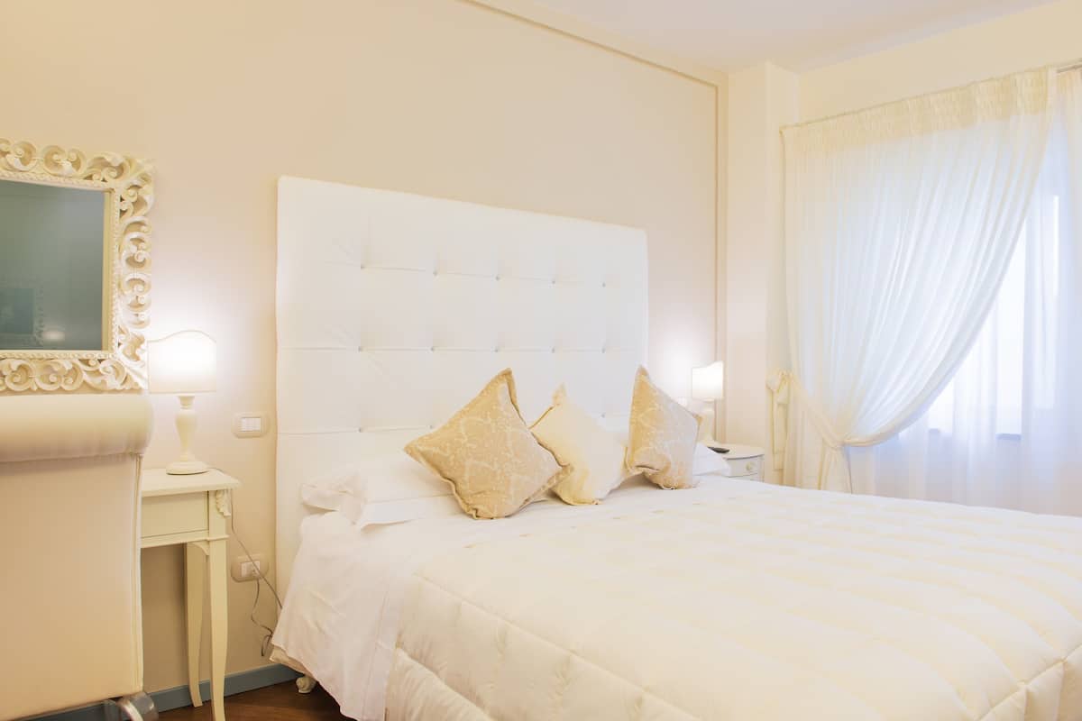 1 bedroom, premium bedding, minibar, in-room safe