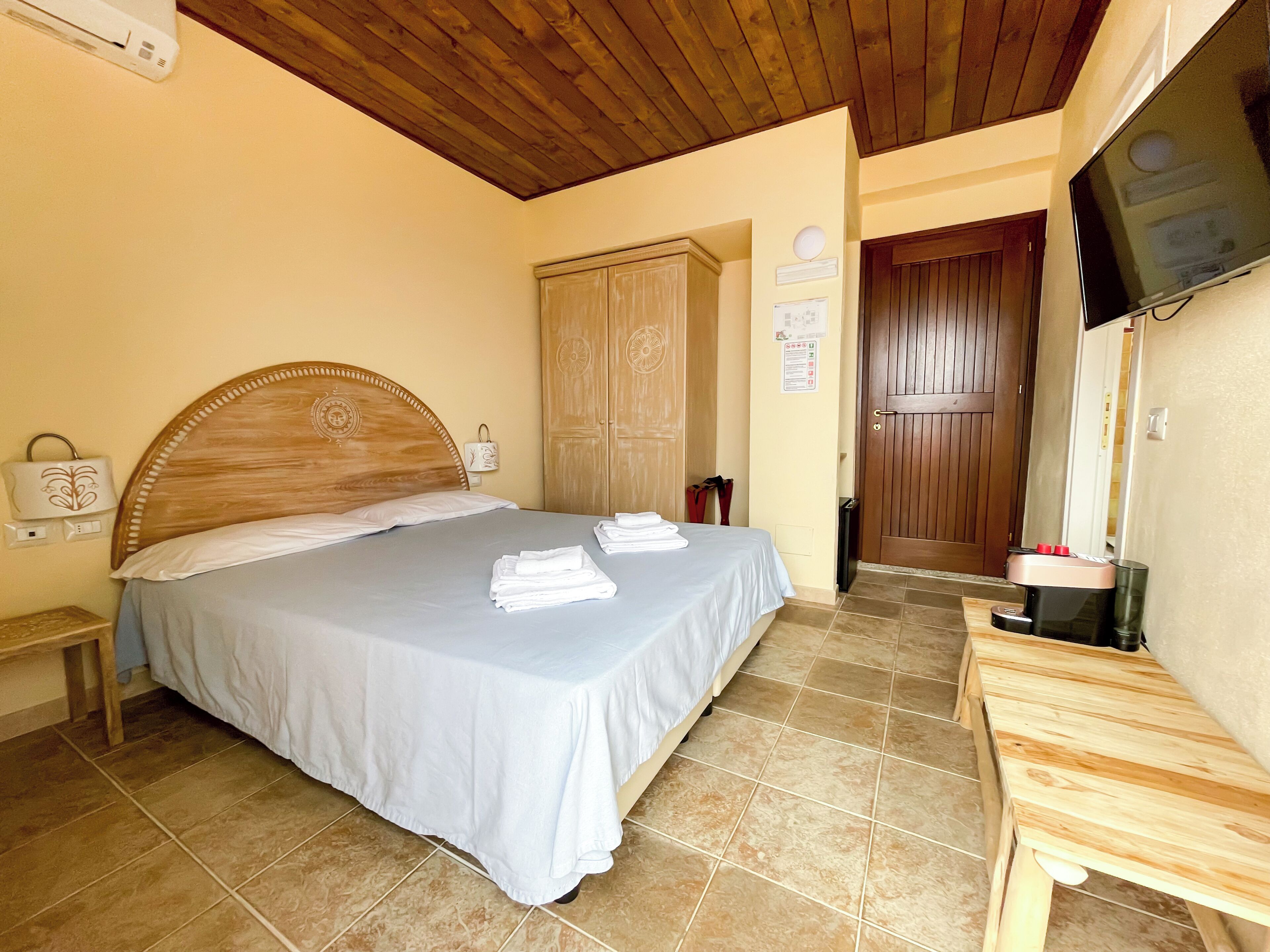 Habitación doble clásica | Minibar, caja de seguridad en la habitación y escritorio 