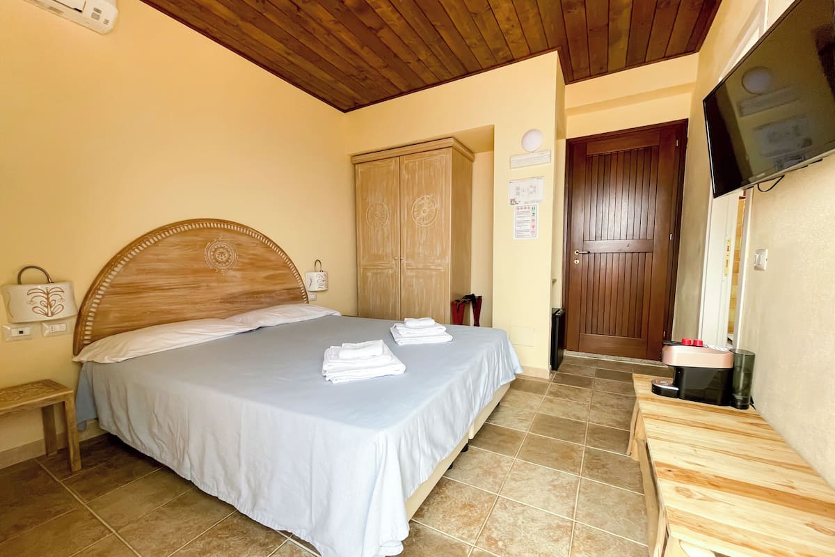 Classic Double Room | Minibar, in-room safe, desk, iron/ironing board