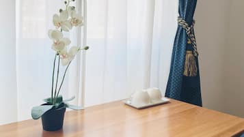 Kahden hengen huone, jaettu kylpyhuone | Yksilöllisesti sisustettu, yksilöllisesti kalustettu, työpöytä