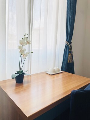 Kahden hengen huone, jaettu kylpyhuone | Yksilöllisesti sisustettu, yksilöllisesti kalustettu, työpöytä