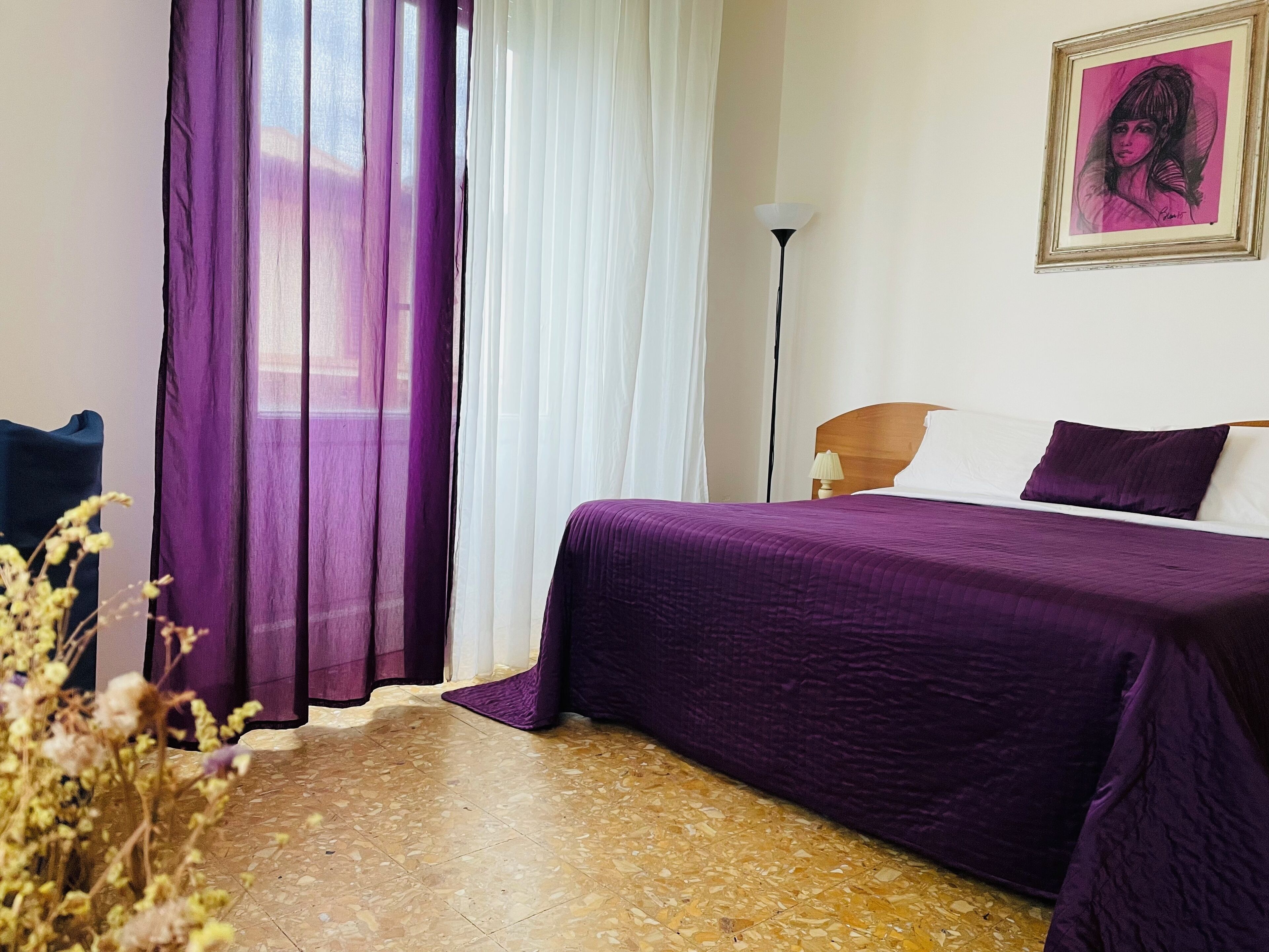 بديكورات فريدة لكل غرفة وطراز فريد لكل وحدة ومكتب وستائر تعتيم