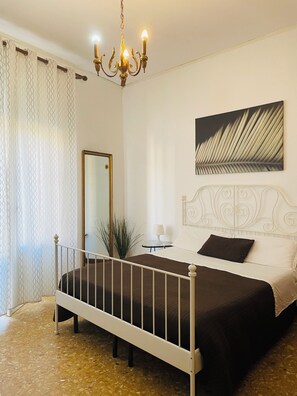 Individually decorated, individually furnished, desk, blackout curtains - Novella Italy (Florence)