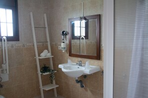 Doble XXL | Baño | Amenidades de baño gratuitas, secadora de cabello, bidet, toallas
