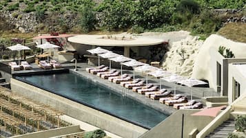 Piscine extérieure, parasols de plage, chaises longues