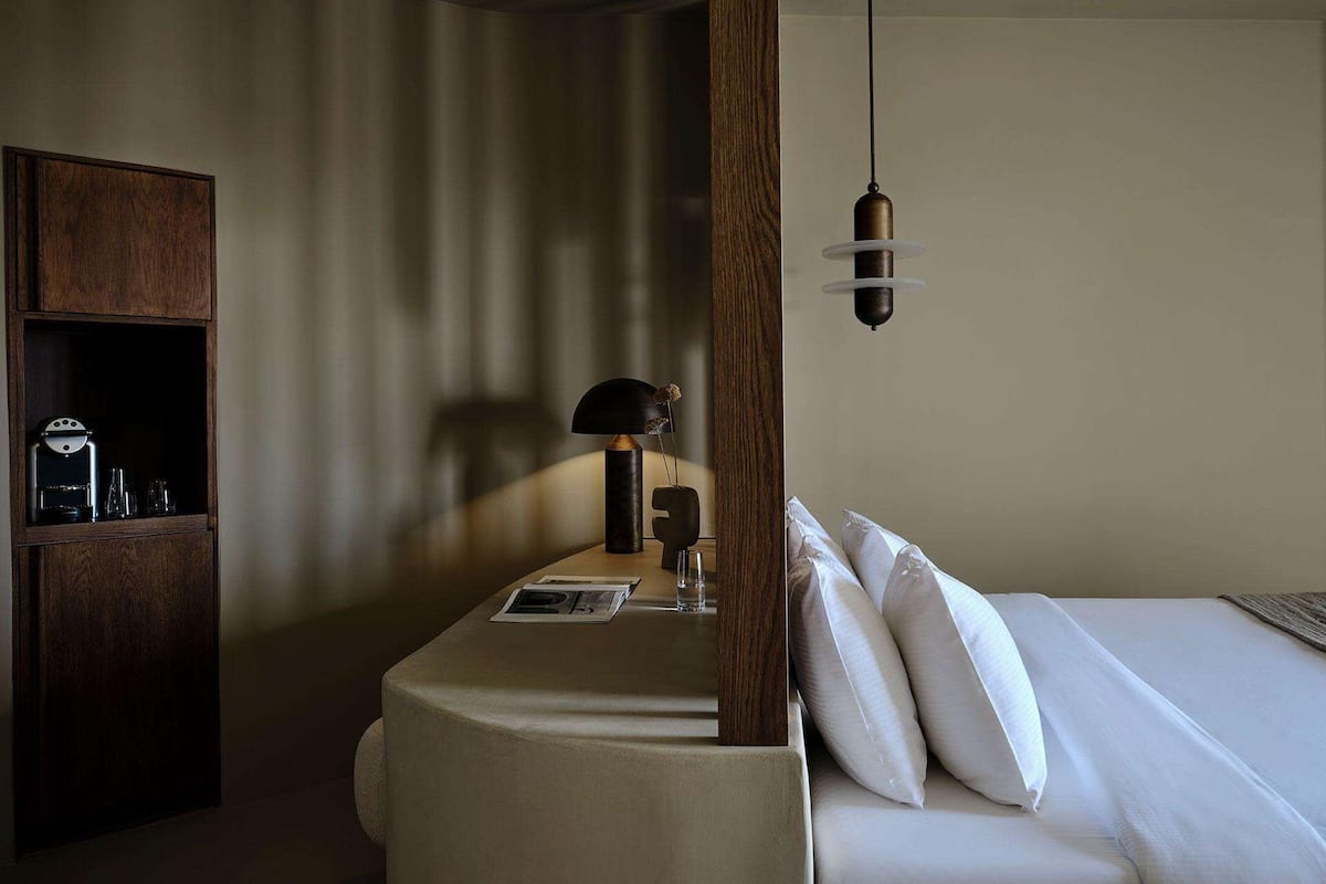 2 bedrooms, premium bedding, minibar, in-room safe