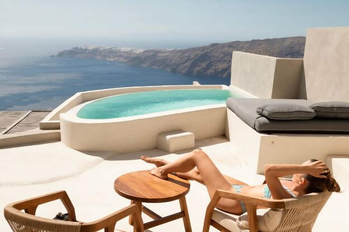 Cozy Suite with Infinity Pool | 2 bedrooms, premium bedding, minibar, in-room safe
