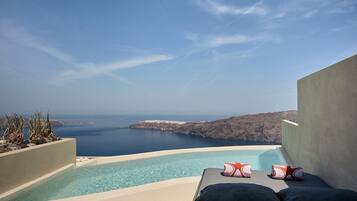 Piscine extérieure, parasols de plage, chaises longues