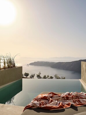 Cozy Suite with Infinity Pool | Pool | Outdoor pool, pool umbrellas, sun loungers - Andronis Concept (Santorini)