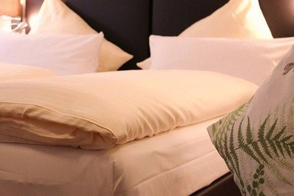 ميني بار وخزنة داخل الغرفة ومكتب ومكواة/لوح كي