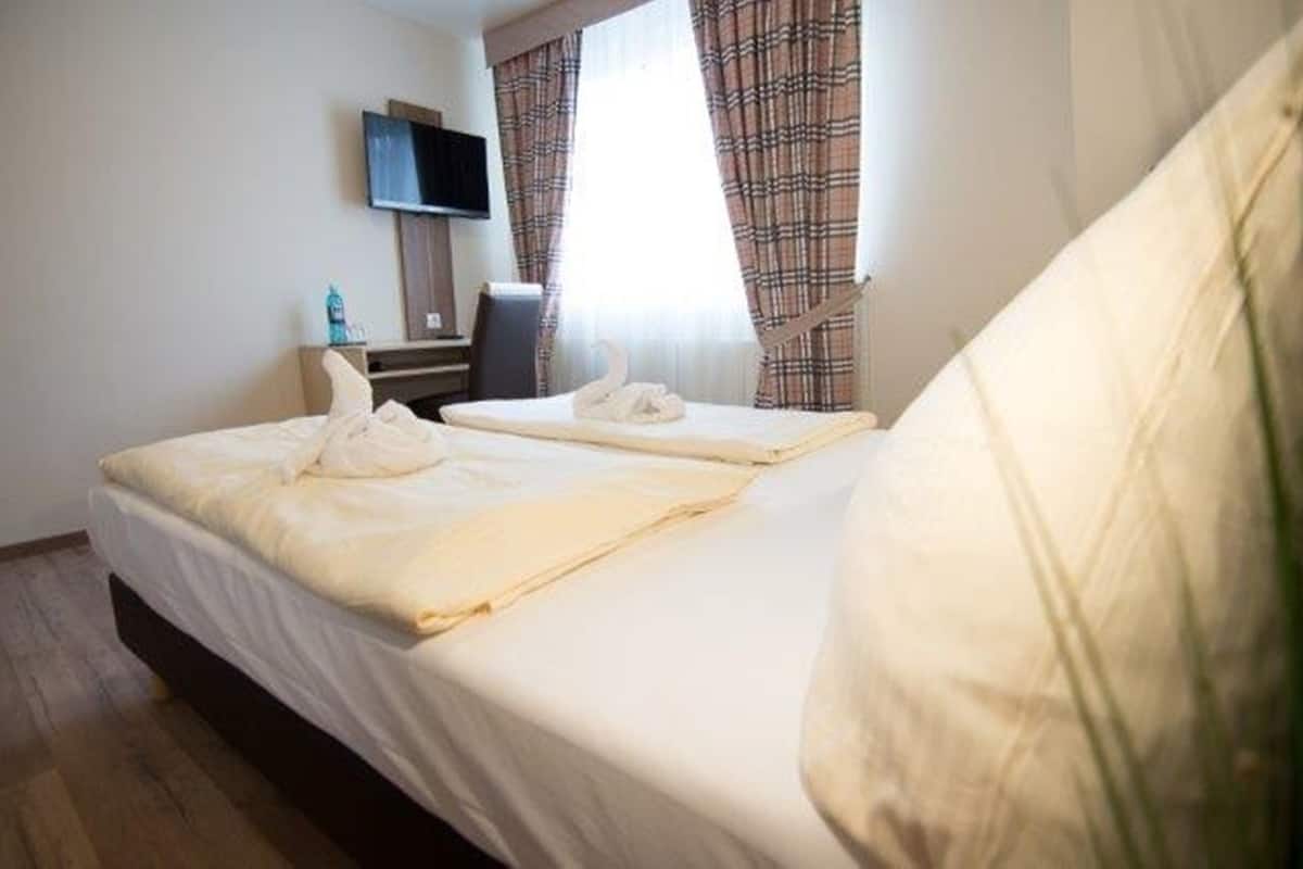 Minibar, in-room safe, desk, iron/ironing board