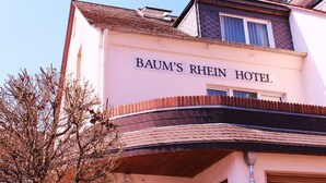 A building with a sign reading "BAUM'S RHEIN HOTEL". - Baums Rheinhotel (Boppard)