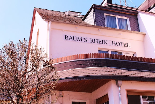 A building with a sign reading "BAUM'S RHEIN HOTEL".