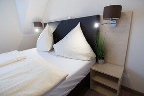 Standard Double Room | Minibar, in-room safe, desk, iron/ironing board - Baums Rheinhotel (Boppard)