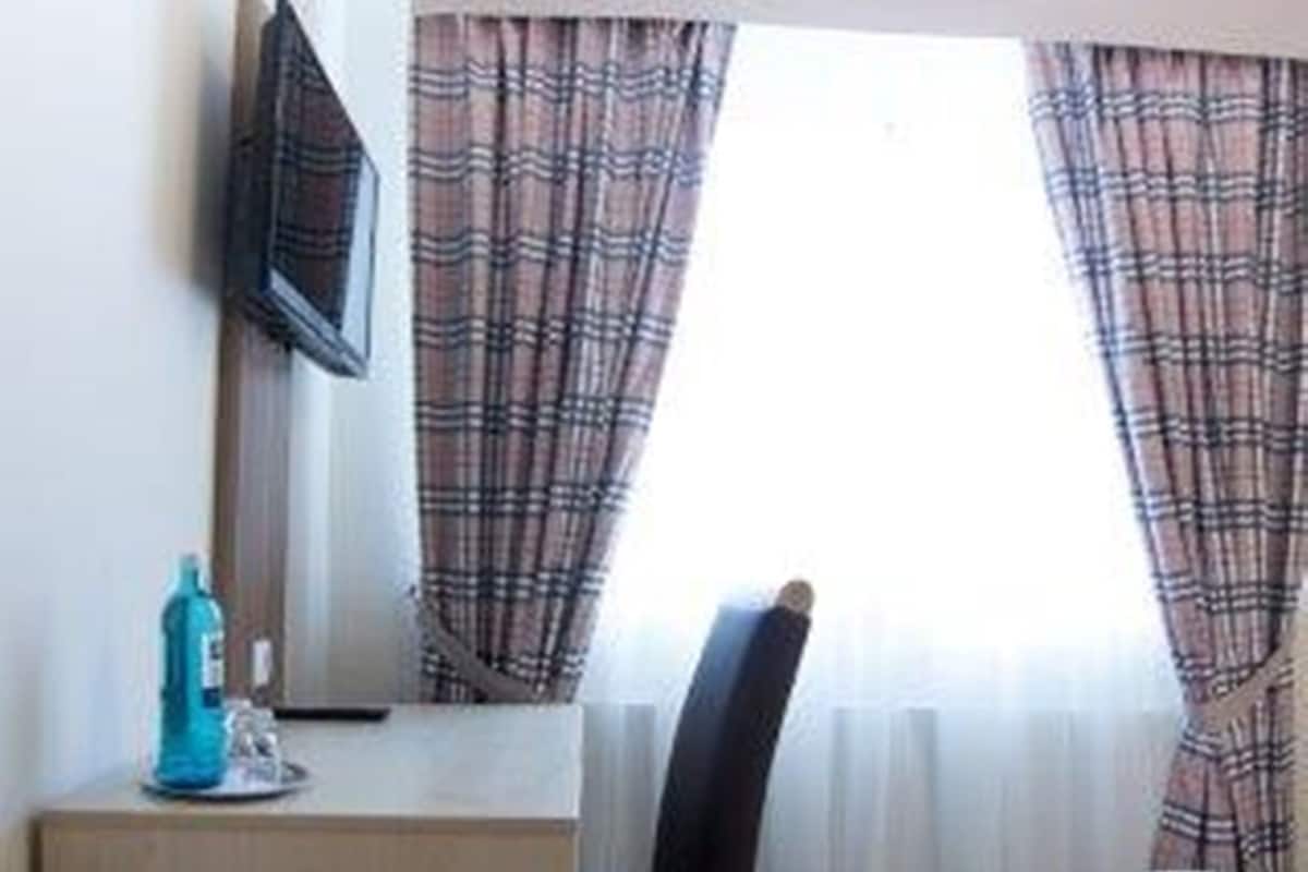Minibar, in-room safe, desk, iron/ironing board