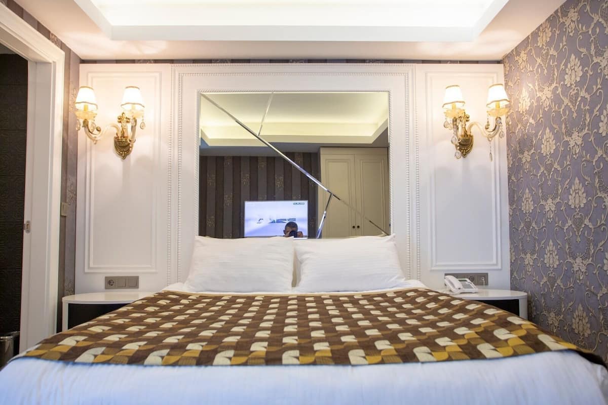 Minibar, caja de seguridad en la habitación y cortinas blackout