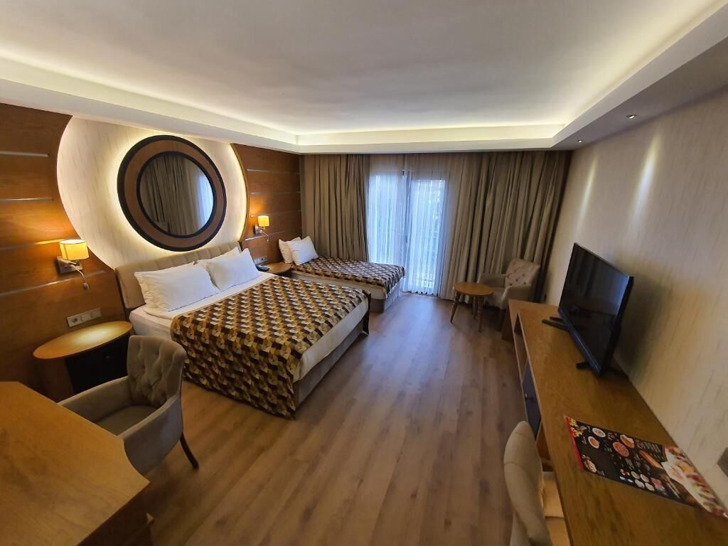 Frigobar, cofres nos quartos, cortinas blackout, quartos à prova de som