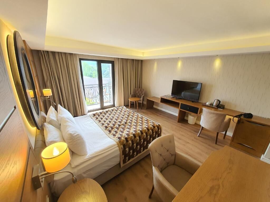 Frigobar, cofres nos quartos, cortinas blackout, quartos à prova de som