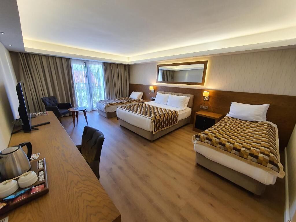 Frigobar, cofres nos quartos, cortinas blackout, quartos à prova de som