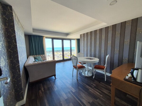 Suite Affaires, baignoire, vue mer | Minibar, coffres-forts dans les chambres, rideaux occultants