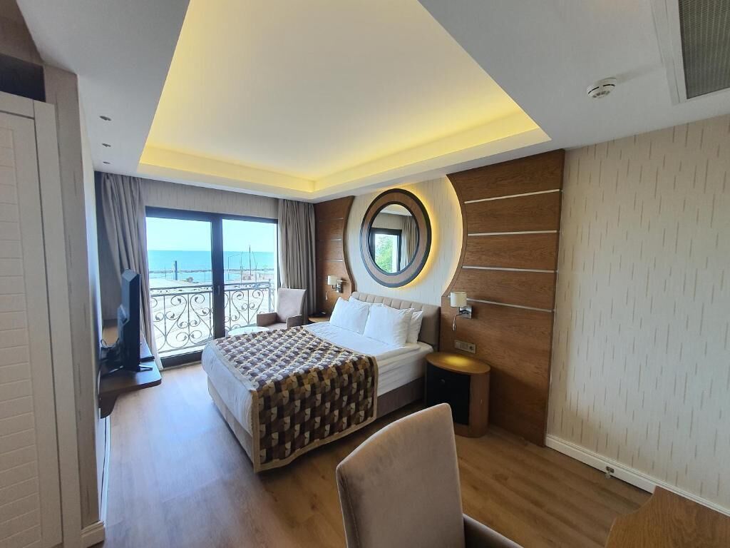 Frigobar, cofres nos quartos, cortinas blackout, quartos à prova de som