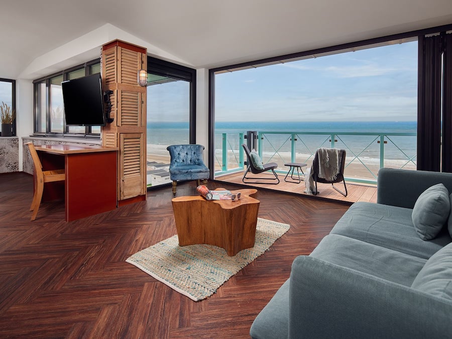 Suite – junior, 1 dobbeltseng, tekjøkken, strandutsikt | Minibar, safe på rommet, skrivebord og skrivebord for bærbar PC