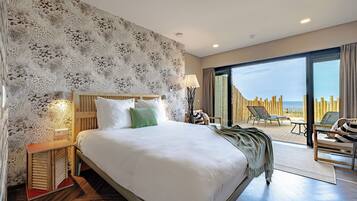 Superior tweepersoonskamer, 1 tweepersoonsbed, terras, uitzicht op zee | Een minibar, een kluis op de kamer, een bureau, een laptopwerkplek