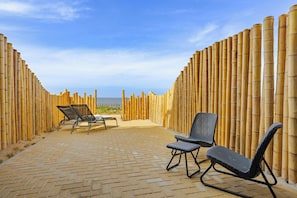 Quarto casal superior, 1 cama de casal, terraço, vista para o mar | Terraço/pátio
