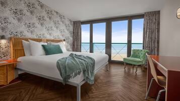 Superior kamer, 1 tweepersoonsbed, uitzicht op het strand | Een minibar, een kluis op de kamer, een bureau, een laptopwerkplek