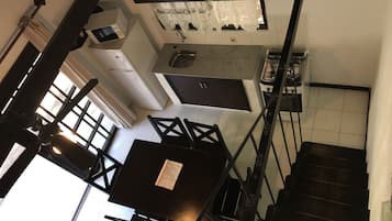 Cabaña (6 people) | Área de sala de estar | Televisión de pantalla plana