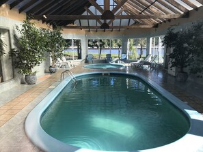 室内游泳池，室外游泳池，日光浴躺椅