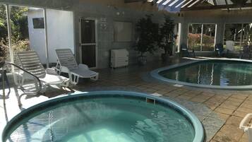 Piscine couverte, piscine extérieure, chaises longues