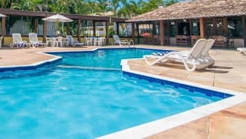 Piscina externa, guarda-sóis, espreguiçadeiras