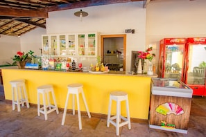 Bar en bord de piscine