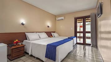 Minibar, cortinas blackout y ropa de cama