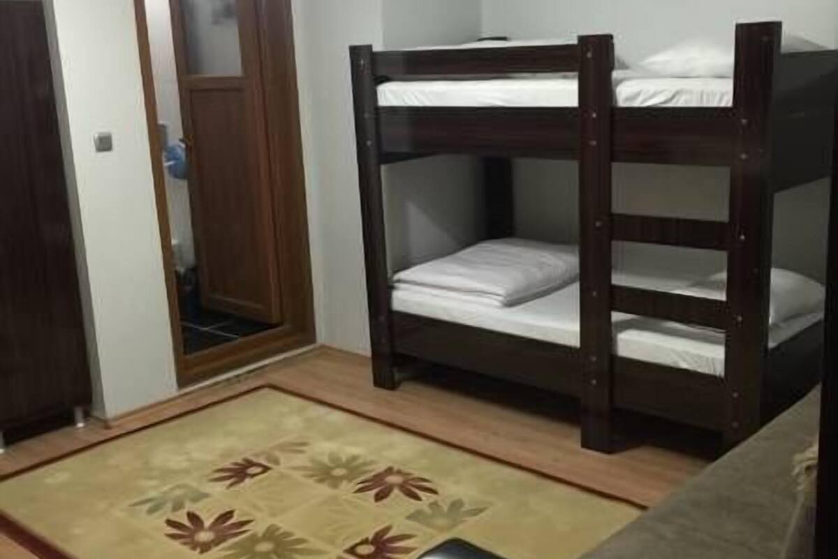 Minibar, caja de seguridad en la habitación y escritorio