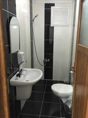 Regadera, amenidades de baño gratuitas, secadora de cabello, batas