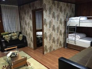 Bungalow familiar | Minibar, caja de seguridad en la habitación y escritorio