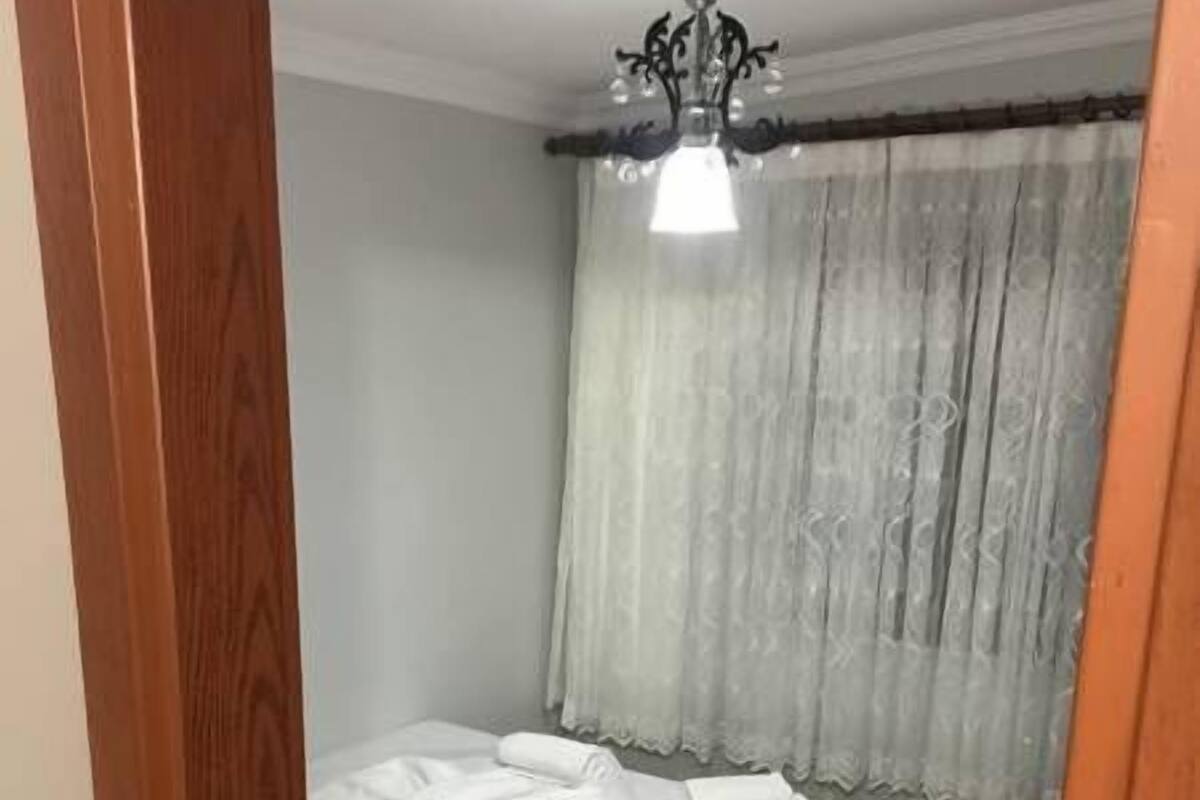 Minibar, caja de seguridad en la habitación y escritorio