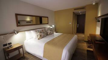 Habitación superior | Minibar, caja de seguridad en la habitación y escritorio