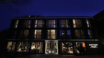 Vista frontal de la propiedad