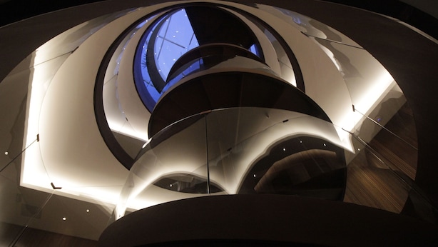 Un intérieur architectural moderne, doté de plusieurs niveaux et de plafonds en verre.