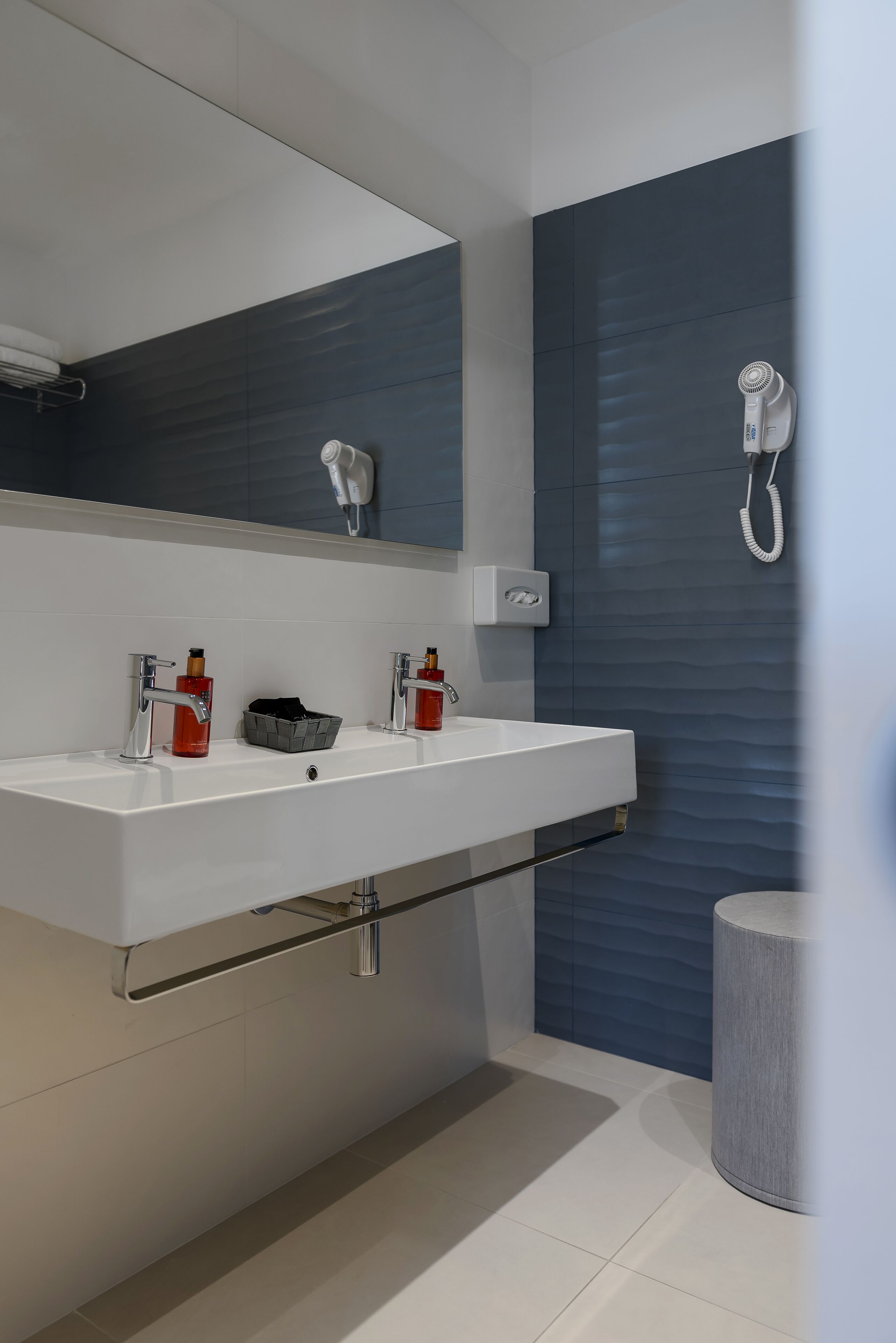 junior suite | bathroom | shower, free toiletries, hair dryer, towels