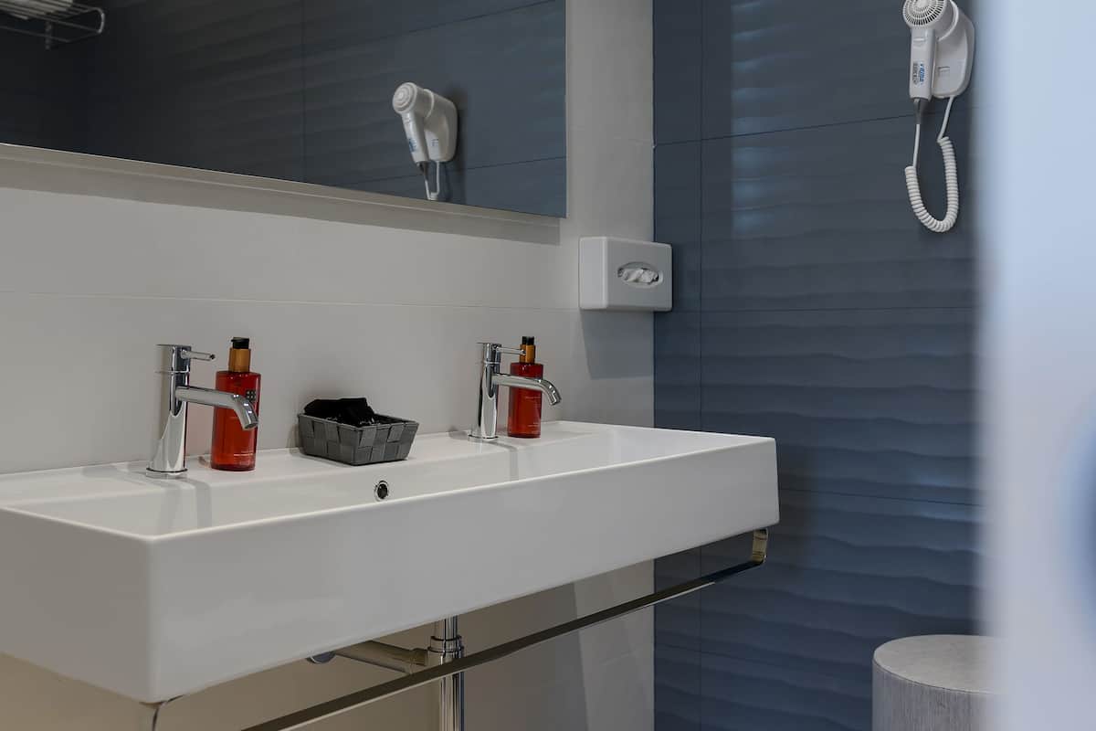 junior suite | bathroom | shower, free toiletries, hair dryer, towels