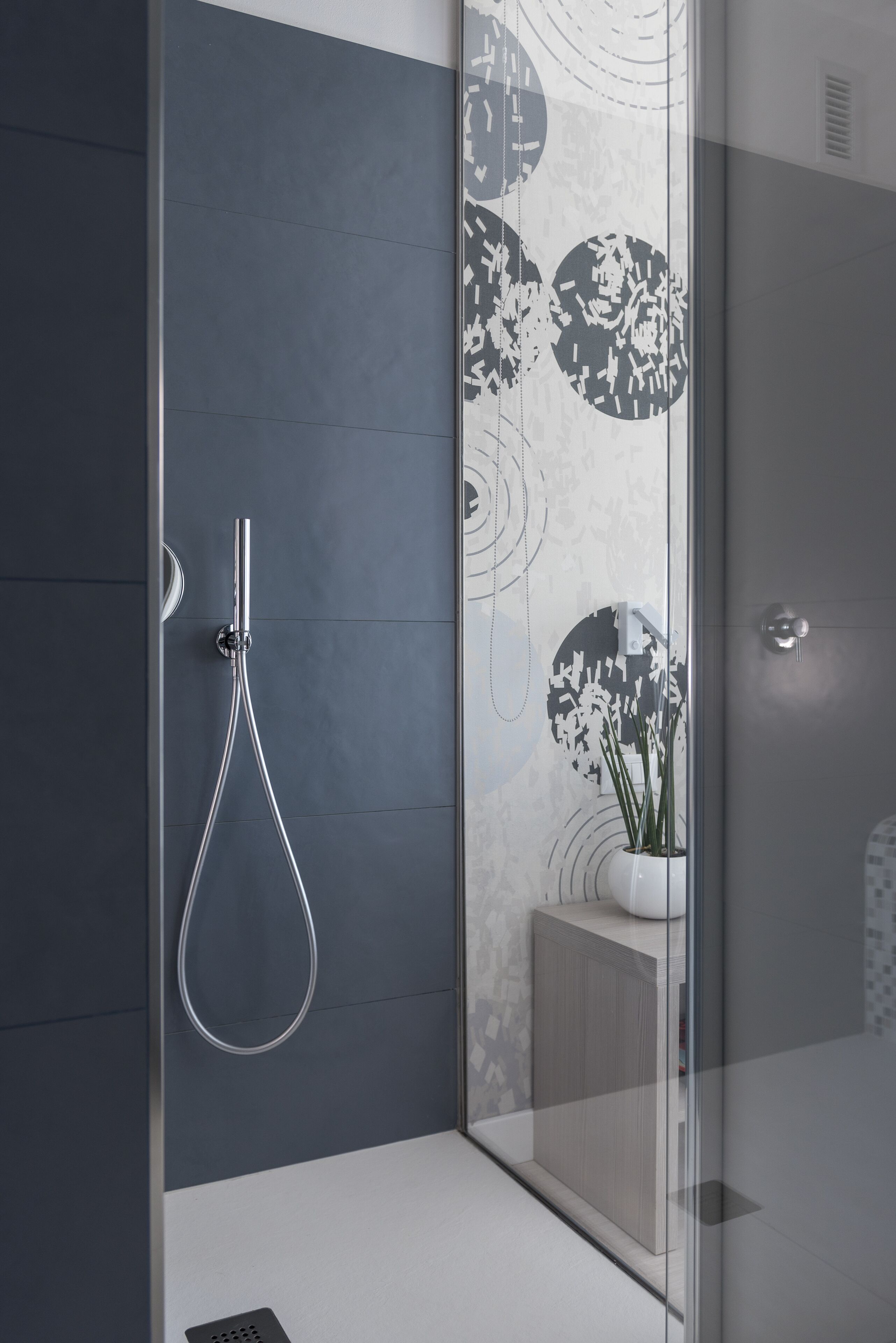 junior suite | bathroom | shower, free toiletries, hair dryer, towels