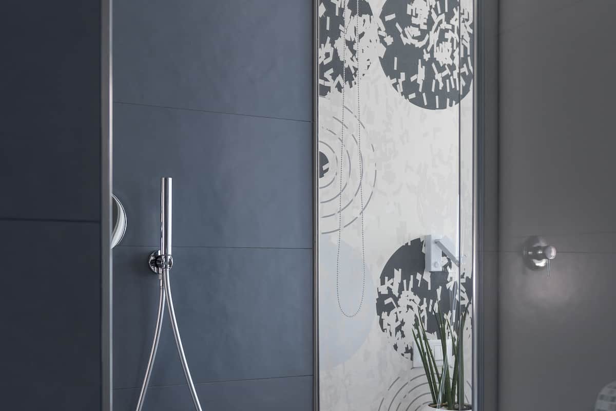 junior suite | bathroom | shower, free toiletries, hair dryer, towels