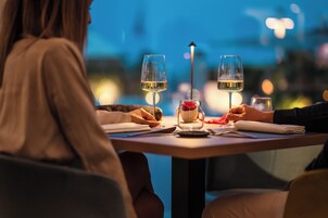 Se sirven cenas y cocina local e internacional, con vista a la piscina