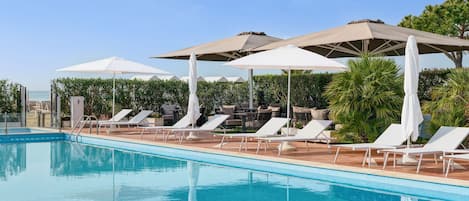 Außenpool (je nach Saison geöffnet), Sonnenschirme, Liegestühle